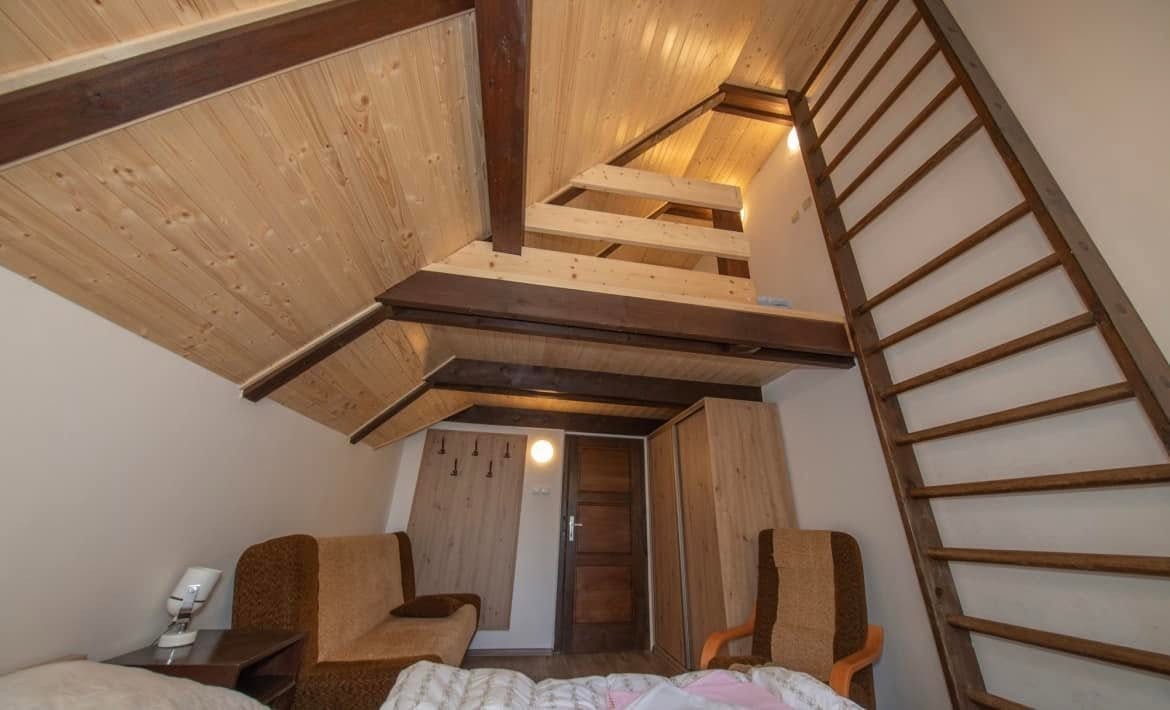 Pokoj s podkrovím, lůžka v dolní části