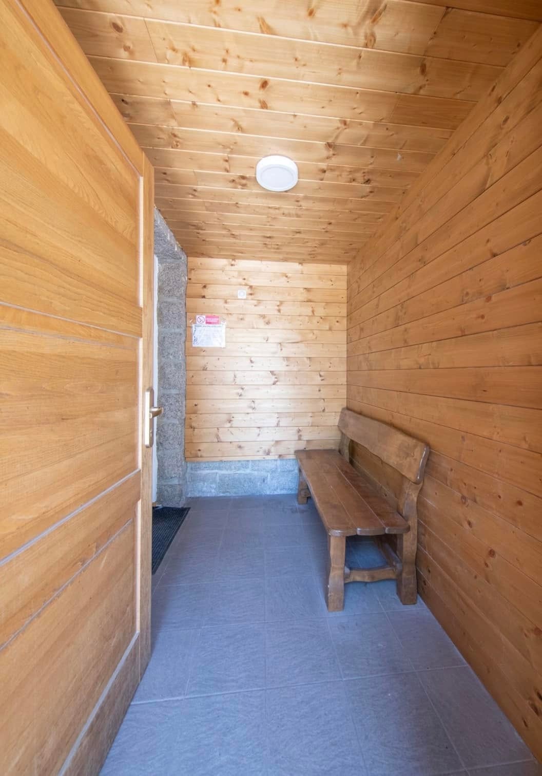 Vstupní veranda s lavicí